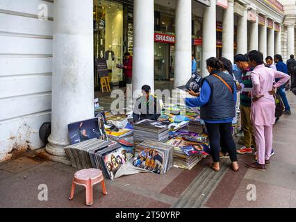 Der Anbieter verkauft Plakate am Connaught Place in Neu-Delhi. Stockfoto