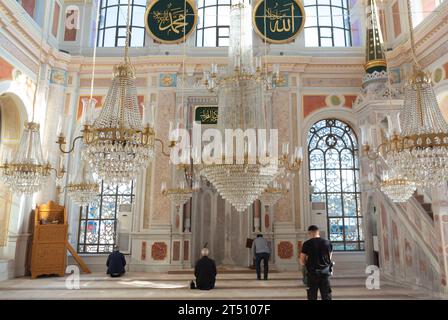 Istanbul, Türkei, innerhalb der Ortaköy-Moschee oder der Ortaköy-Moschee (Türkei, Ortaköy Camii, Büyük Mecidiye Camii), nur redaktionell. Stockfoto