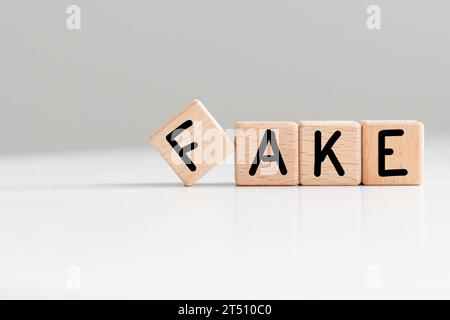 GEFÄLSCHTES Wort in Holzblöcken auf weißem Hintergrund geschrieben. Stockfoto