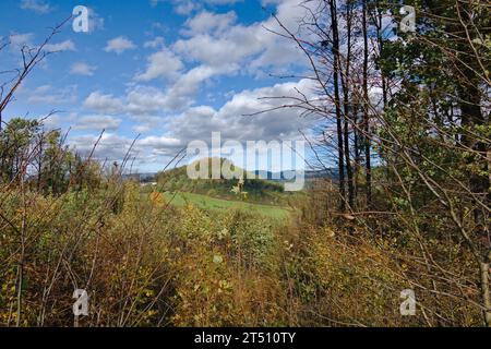 Hradisko Hügel in Roznov Pod Radhostem, eine schöne kleine Stadt in Tschechien. Landschaft mit Feldern, Weiden und Wiesen und wolkenblauem Himmel. Sonniger Autom Stockfoto