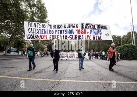 Madrid, Spanien. Oktober 2023. Die Demonstranten halten Banner und Plakate, die ihre Meinung während der Demonstration zum Ausdruck bringen. Tausende Demonstranten demonstrierten auf den Straßen und forderten Verbesserungen bei den öffentlichen Dienstleistungen und bei der Verteidigung der öffentlichen Renten in Madrid. (Credit Image: © Jorge Contreras Soto/SOPA Images via ZUMA Press Wire) NUR REDAKTIONELLE VERWENDUNG! Nicht für kommerzielle ZWECKE! Stockfoto