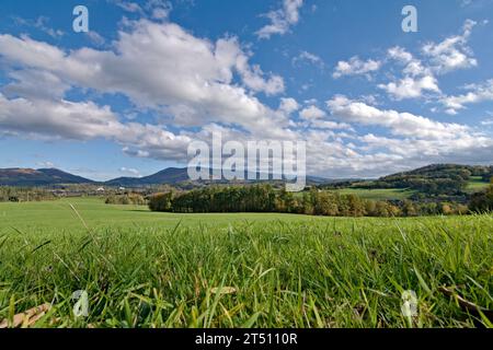 Der Radhost Berg und die umliegenden Hügel in der Nähe von Roznov Pod Radhostem, einer schönen kleinen Stadt in Tschechien. Landschaft mit Feldern, Weiden und Wiesen. Stockfoto