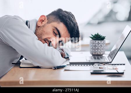 Mann, Arzt und schlafen auf dem Schreibtisch bei Burnout, Überlastung oder Stress durch Schlaflosigkeit im Krankenhaus. Erschöpfte männliche Person, medizinischer oder medizinischer Angestellter Stockfoto