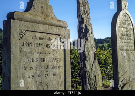 Grabsteine aus dem 19. Jahrhundert in Le Vieux Cimetière, dem alten Friedhof entlang des Flusses Semois im Dorf Mortehan, Bertrix, Luxemburg, Ardennes, Belgien Stockfoto