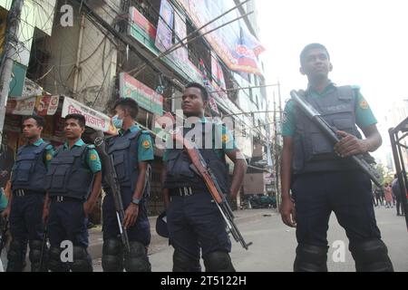 Dhaka Bangladesch 02November2023, das Büro der BNP in Nayapaltan blieb am dritten Tag der dreitägigen landesweiten Blockade der Partei heute mit gesperrt Stockfoto