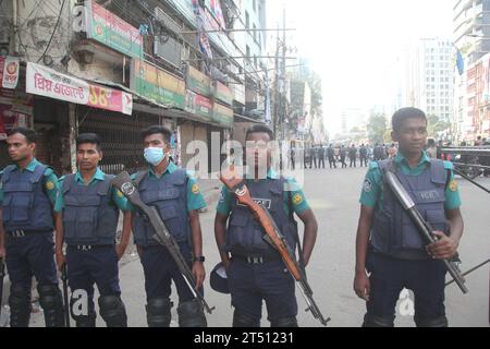 Dhaka Bangladesch 02November2023, das Büro der BNP in Nayapaltan blieb am dritten Tag der dreitägigen landesweiten Blockade der Partei heute mit gesperrt Stockfoto