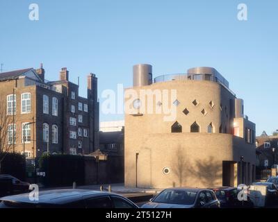 Ende des Terrassengebäudes mit Dachgarten und Kontext. The Hoxton Mule - Ivy Street, London, Großbritannien. Architekt: Sam Jacob Studio, 2022. Stockfoto