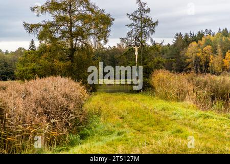 Kruzifix an einem Teich in der Oberpfalz. Tirschenreuth Teichpfanne und Naturschutzgebiet Waldnaabaue im Oberpfälzer Wald. Tirschenreuth, Deutschland Stockfoto