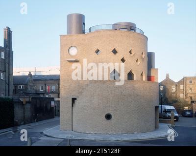 Ende des Terrassengebäudes mit Dachgarten. The Hoxton Mule - Ivy Street, London, Großbritannien. Architekt: Sam Jacob Studio, 2022. Stockfoto