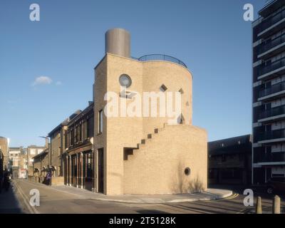 Blick auf die Straße und das neue Gebäude am Ende der Terrasse. The Hoxton Mule - Ivy Street, London, Großbritannien. Architekt: Sam Jacob Studio, 2022. Stockfoto