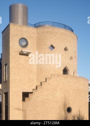 Details von Mauerwerk und Fenstern. The Hoxton Mule - Ivy Street, London, Großbritannien. Architekt: Sam Jacob Studio, 2022. Stockfoto