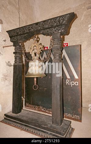 Tibetische Glocke am Eingang des Bruneck Schlosses, Heimat des Messner Bergmuseums Ripa, Bruneck (Bruneck), Trentino-Südtirol, Italien Stockfoto