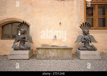 Naga Kanya Statuen (Hindu-Gottheit) aus Nepal in Brunico Castle, Heimat des Messner Mountain Museum Ripa, Bruneck (Bruneck), Trentino-Südtirol, Italien Stockfoto