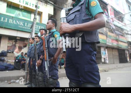 Dhaka Bangladesch 02November2023, das Büro der BNP in Nayapaltan blieb am dritten Tag der dreitägigen landesweiten Blockade der Partei heute mit gesperrt Stockfoto