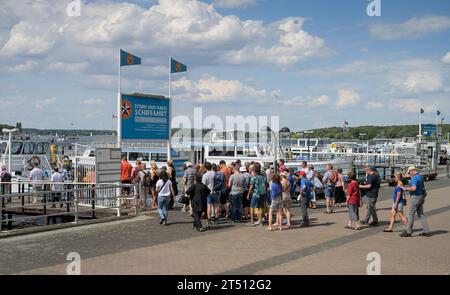 Schiffsanleger Stern & Kreis, Ronnebypromenade, Wannsee, Steglitz-Zehlendorf, Berlin, Deutschland *** Stern Kreis Steg, Ronnebypromenade, Wannsee, Steglitz Zehlendorf, Berlin, Deutschland Credit: Imago/Alamy Live News Stockfoto