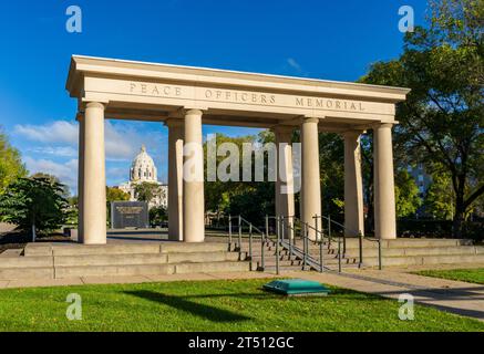 Kuppel des Kapitolgebäudes im Bundesstaat Minnesota in Saint Paul, MN hinter dem Friedensoffizier-Denkmal Stockfoto