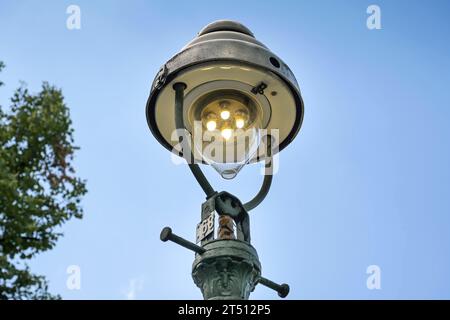 Alte Gaslaterne brennt am Tag, Berlin, Deutschland *** Alte Gaslaterne brennt tagsüber, Berlin, Deutschland Credit: Imago/Alamy Live News Stockfoto