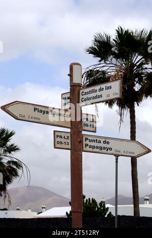 Wegweiser - Playa Blanca zum Papagayo Strand, Lanzarote. Vom März 2023 Stockfoto