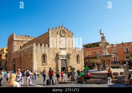 Sizilien, Taormina, Italien - 28. September 2023. Die Piazza del Duomo Taormina ist ein beliebter Ort für Einheimische und Besucher - Sie können sich auf den Stufen ausruhen Stockfoto