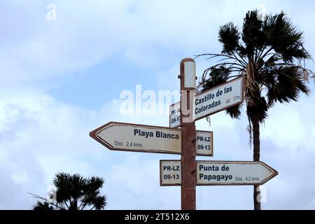 Wegweiser - Playa Blanca zum Papagayo Strand, Lanzarote. Vom März 2023 Stockfoto