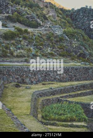 Panoramablick auf die alten Inkaruinen von Pisac im Heiligen Tal in der Nähe von Cusco, Peru. Stockfoto