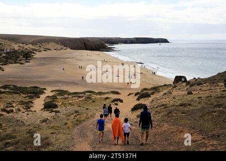 Der Weg hinunter zum beliebten Strand Playa Mujeres, Playa Blanca, Lanzarote, Kanarischen Inseln, Spanien nahm März 2023 Stockfoto