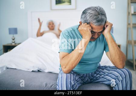 Bett, Scheidung und Seniorenpaar mit Angst, wütend und ignorieren mit Untreue, Ehe und frustriert. Stress, alter Mann und ältere Frau im Schlafzimmer Stockfoto