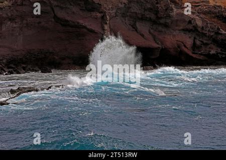 Wellen schlagen gegen die bunten Klippen von Las Coloradas auf Lanzarote. Vom März 2023 Stockfoto