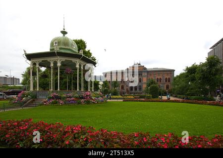 Norwegen, Vestland, Bergen - 11. Juli 2023: Byparken mit Musikpavillon und dem Gebäude des Westnorwegischen Museums für dekorative Kunst Stockfoto