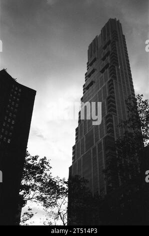 NYC Buildings, USA, aufgenommen auf 35-mm-Schwarz-weiß-Film