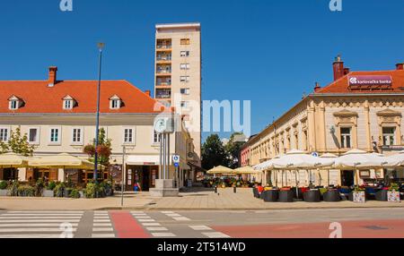 Karlovac, Kroatien - 1. September 2023. Straßen im Zentrum von Karlovac. UL Ivana Gundulica rechts, Trg Bana Petra Zrinskog links, UL Nikole Sebetica gerade Stockfoto