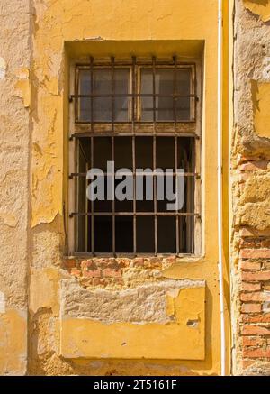 Ein Fenster in einem verlassenen historischen Gebäude im Zentrum von Karlovac, Zentralkroatien Stockfoto