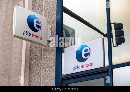 Schilder und Logos außerhalb einer Agentur Pôle Emploi (französisches Arbeitszentrum). Konzepte von Arbeitslosigkeit, Entlassungen und Entlassungen in Frankreich Stockfoto