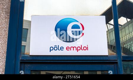 Schild und Logo vor einer Pôle Emploi Agentur (französisches Arbeitszentrum). Konzepte von Arbeitslosigkeit, Entlassungen und Entlassungen in Frankreich Stockfoto