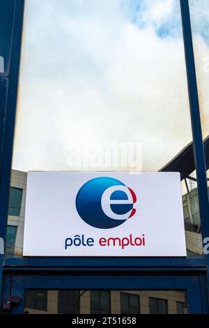 Schild und Logo vor einer Pôle Emploi Agentur (französisches Arbeitszentrum). Konzepte von Arbeitslosigkeit, Entlassungen und Entlassungen in Frankreich Stockfoto