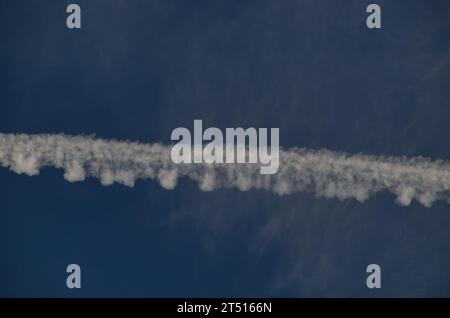 Eine weiße Spur, am Himmel von einem Flugzeug auf dem Weg über die Stadt Sofia, Bulgarien Stockfoto