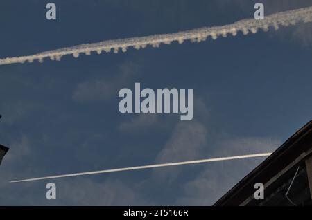 Eine weiße Spur, am Himmel von einem Flugzeug auf dem Weg über die Stadt Sofia, Bulgarien Stockfoto