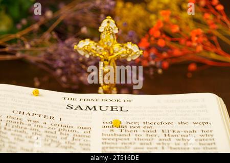 Das Holybible-Buch des ersten Buches samuel Index für Hintergrund und Inspiration mit Vintage-Beleuchtung Stockfoto