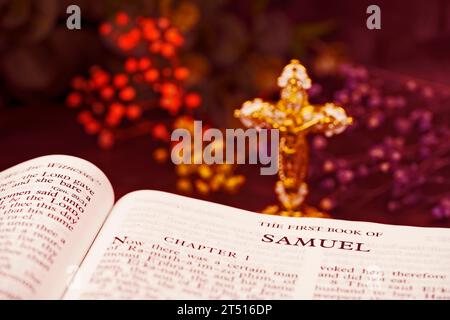 Das Holybible Buch des ersten Buches samuel Index für Hintergrund und Inspiration mit Kruzifix Hintergrund Stockfoto