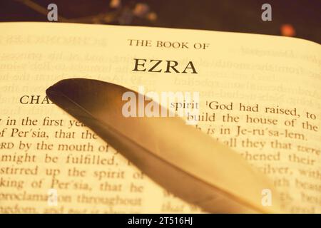 Das Holybible Buch des Buches ezra Index für Hintergrund und Inspiration mit der Feder Stockfoto