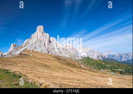 Wunderschöner Blick auf einen Berg in den Dolomiten mit streifenden Zirruswolken darüber Stockfoto