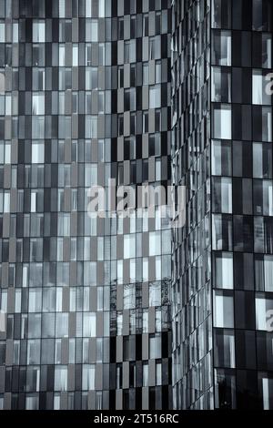 Architektonische Details eines Hochhauses Stockfoto