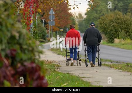 Ein älteres Paar mit Rollator unterwegs Stockfoto