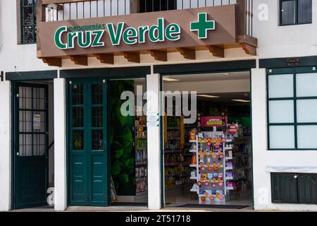 La Calera, Cundinamarca, Kolumbien - 31. Oktober 2023. Fassade der Cruz Verde Apotheke. Drogerie-Konzept. Stockfoto