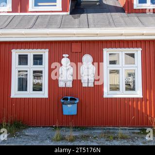 Inuusuttut Inaat Ein von der Regierung betriebenes Kinderheim in Qaqortoq Grönland, Gebäude außen mit Inuit Children Folk Art Schild Stockfoto