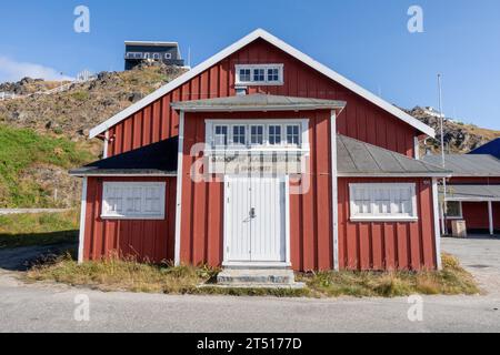 Qaqortoq Village Hall Qaqortoq, Südgrönland (Qaqortup Katersertarfia), Erbaut Im Jahr 1937, Außenansicht Des Roten Gebäudes Stockfoto