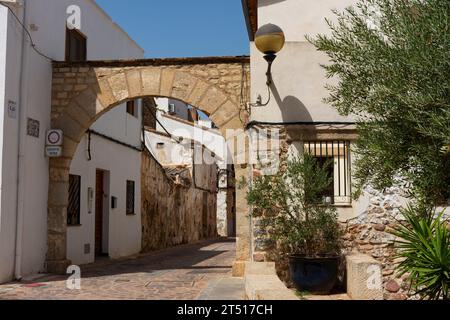 Sagunto, Valencia, Spanien. 30. August 2022 - altes Tor zum jüdischen Viertel der Stadt, neben dem römischen Theater Stockfoto