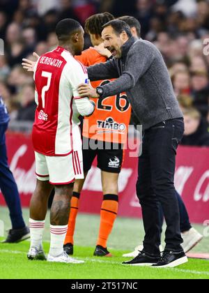 AMSTERDAM - (l-r) Steven Bergwijn von Ajax, Ajax Interimstrainer John va't Schip während des niederländischen Eredivisie-Spiels zwischen Ajax Amsterdam und FC Volendam in der Johan Cruijff Arena am 2. November 2023 in Amsterdam, Niederlande. ANP OLAF KRAAK Stockfoto