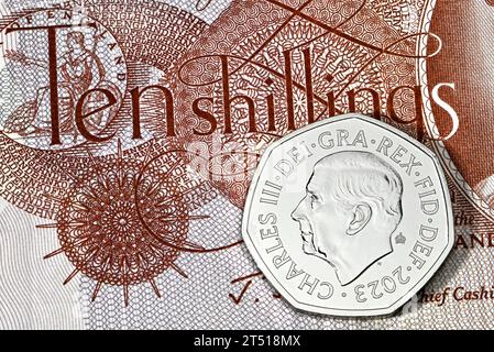 Neue britische Karl III. 50p-Münze auf einer alten 10-Schilling-Banknote (Gegenwert) Stockfoto