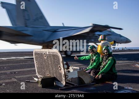 Mittelmeer, Internationale Gewässer. 24. Oktober 2023. Die US-Navy-Matrosen starten ein F/A-18E Super Hornet Jagdflugzeug, das an die Tomcatters of Strike Fighter Squadron 31 angeschlossen ist, vom Flugdeck des Ford-Flugzeugträgers USS Gerald R. Ford, der am 24. Oktober 2023 vor der Küste Israels im östlichen Mittelmeer operiert. Kredit: MC3 Simon Pike/USA Navy Photo/Alamy Live News Stockfoto